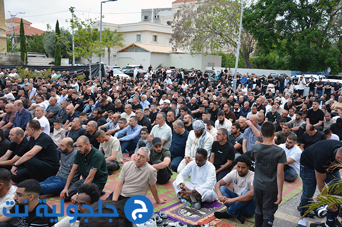 اهالي جلجولية يؤدون صلاة عيد الاضحى في ساحة مسجد الروضة في جلجولية 
